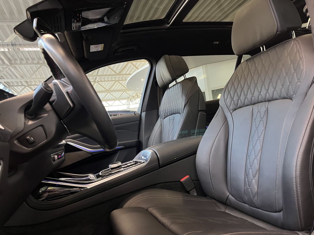 BMW X7 M60i xDrive Msport PRO | FACELIFT | předváděcí auto na dovoz | přímo od německého autorizovaného prodejce | luxusní černé benzínové SUV | černá kůže | skvělá výbava | auto ihned k předání | super cena 2.459.000,- Kč bez DPH | více info a nákup online na AUTOiBUY.com